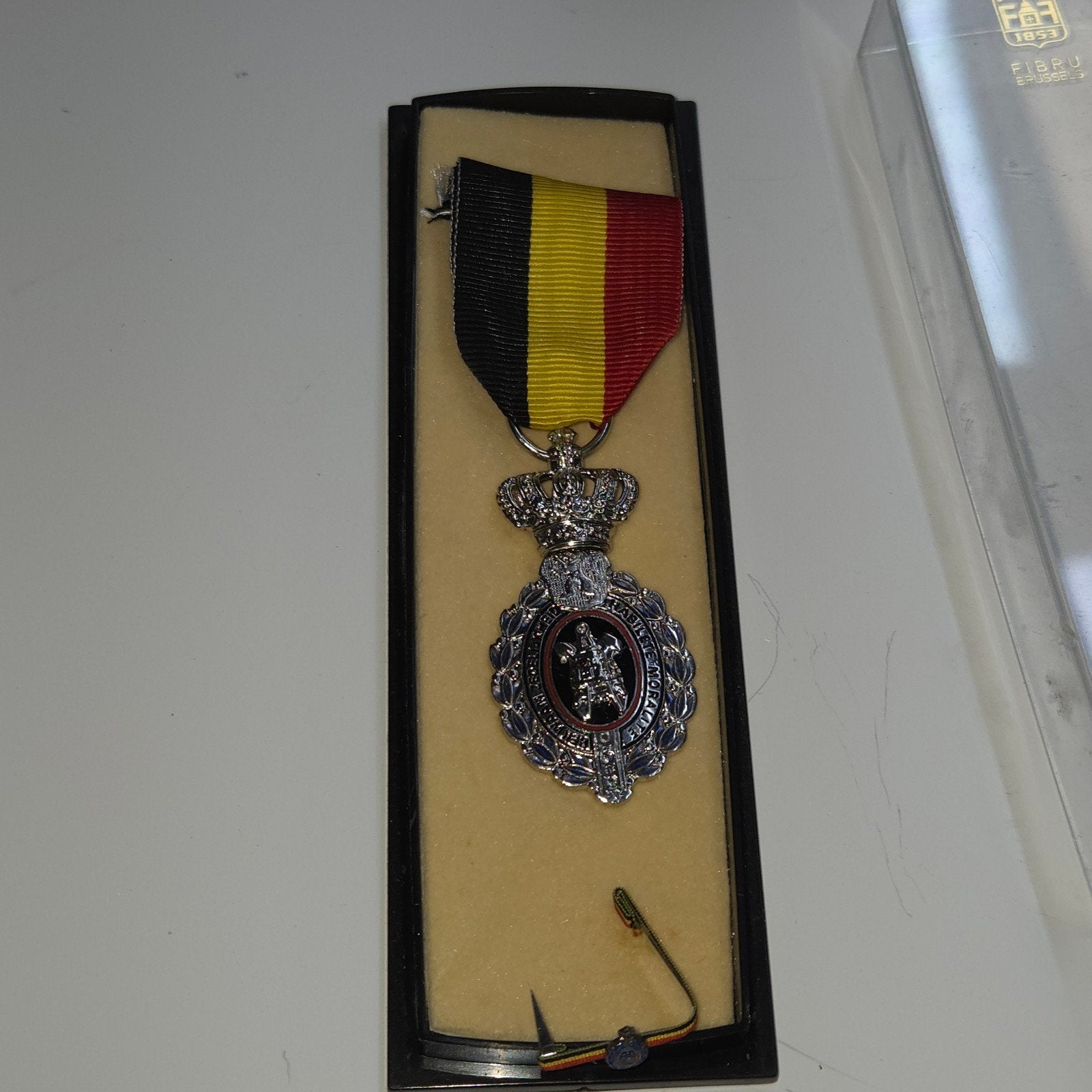 Belgische militaire medaille met lintje en miniatuur, Verzamelen, Ophalen of Verzenden, Overige soorten, Overige gebieden, Lintje, Medaille of Wings