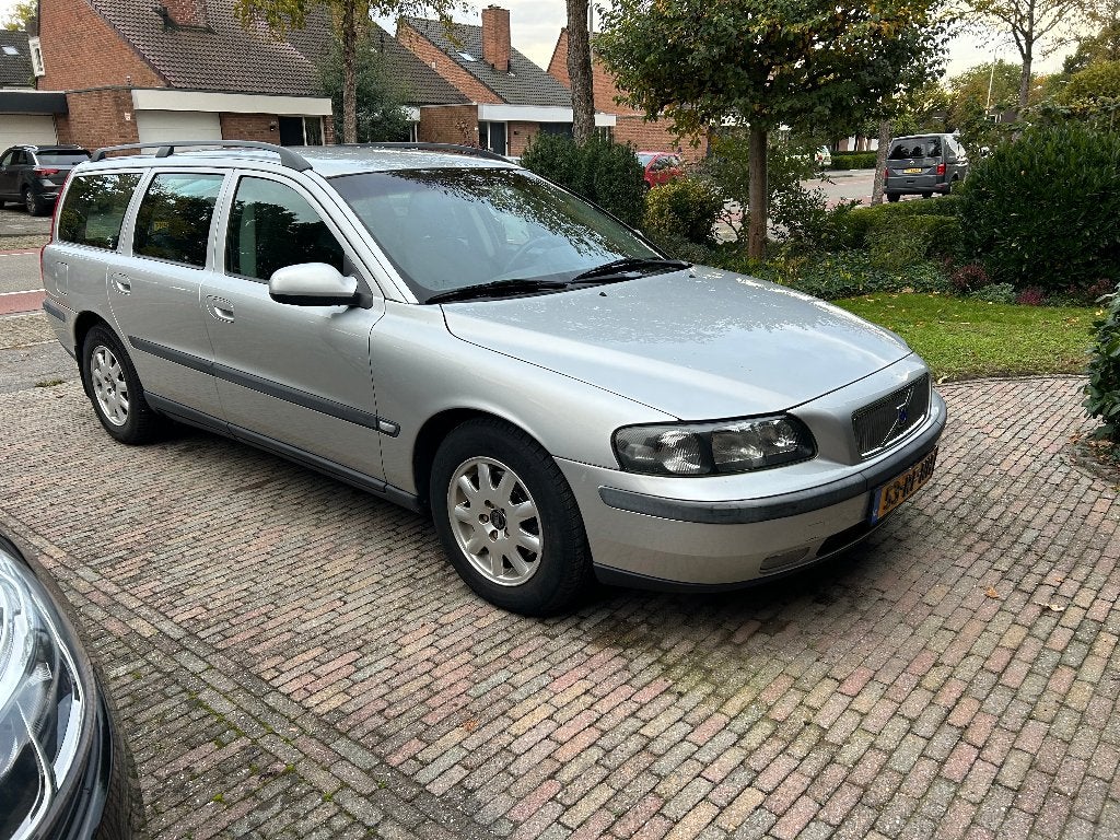 Zeer nette dealeronderhouden V70, 21 jaar in bezit gehad, Dealer onderhouden, 1800 kg, Zwart, Verwarmde buitenspiegels