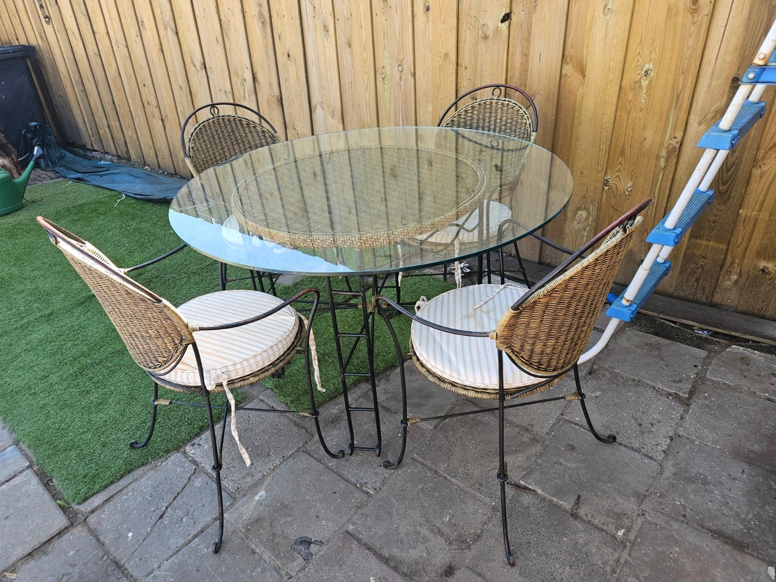 Tuinset: Glazen Tafel met 4 Rotan Stoelen, Ophalen, Gebruikt, Rond, Metaal