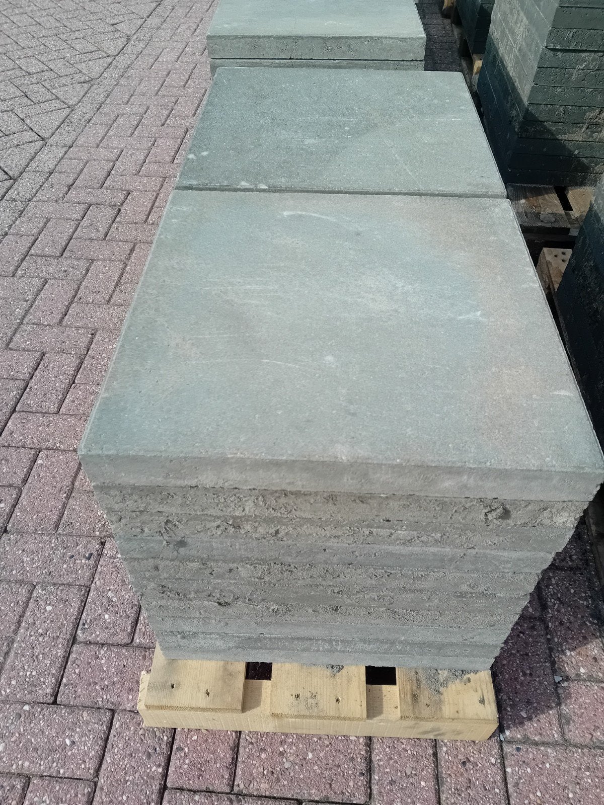 78 betontegels 50x50x5 z.g.a.n. voor terras of pad, Ophalen