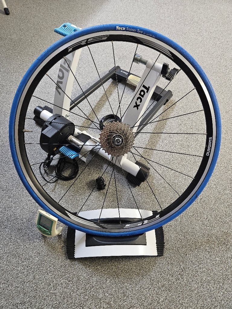 Tacx Hometrainer Flow T2200 + wiel + band, Ophalen of Verzenden, Zo goed als nieuw, Metaal, Benen