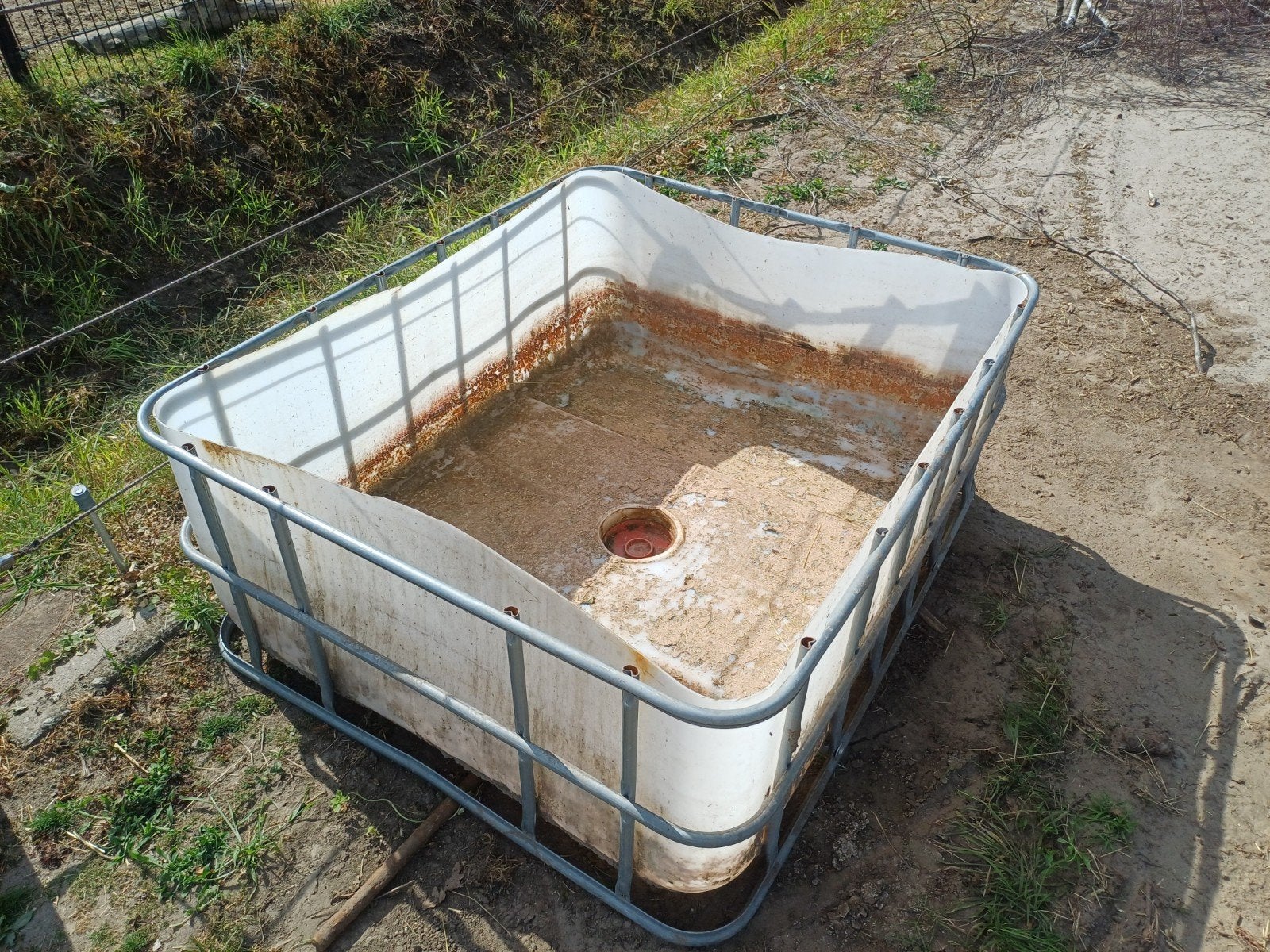 2 voerbakken waterbakken IBC kwaliteit.
