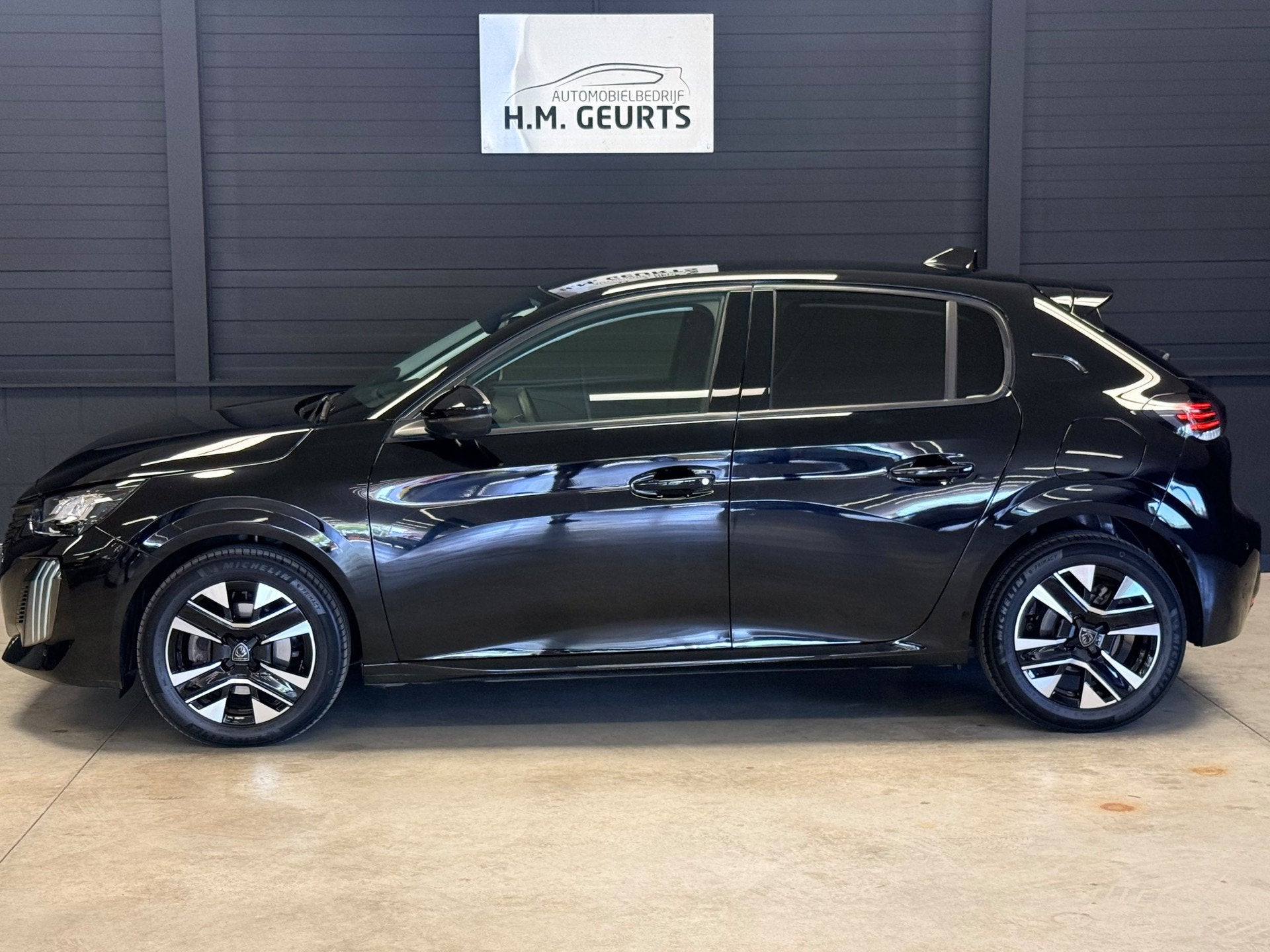 Peugeot 208 1.2 PureTech 100 Active 2024 | CarPlay | LED | C, Voorwielaandrijving, 101 pk, Gebruikt, 1199 cc