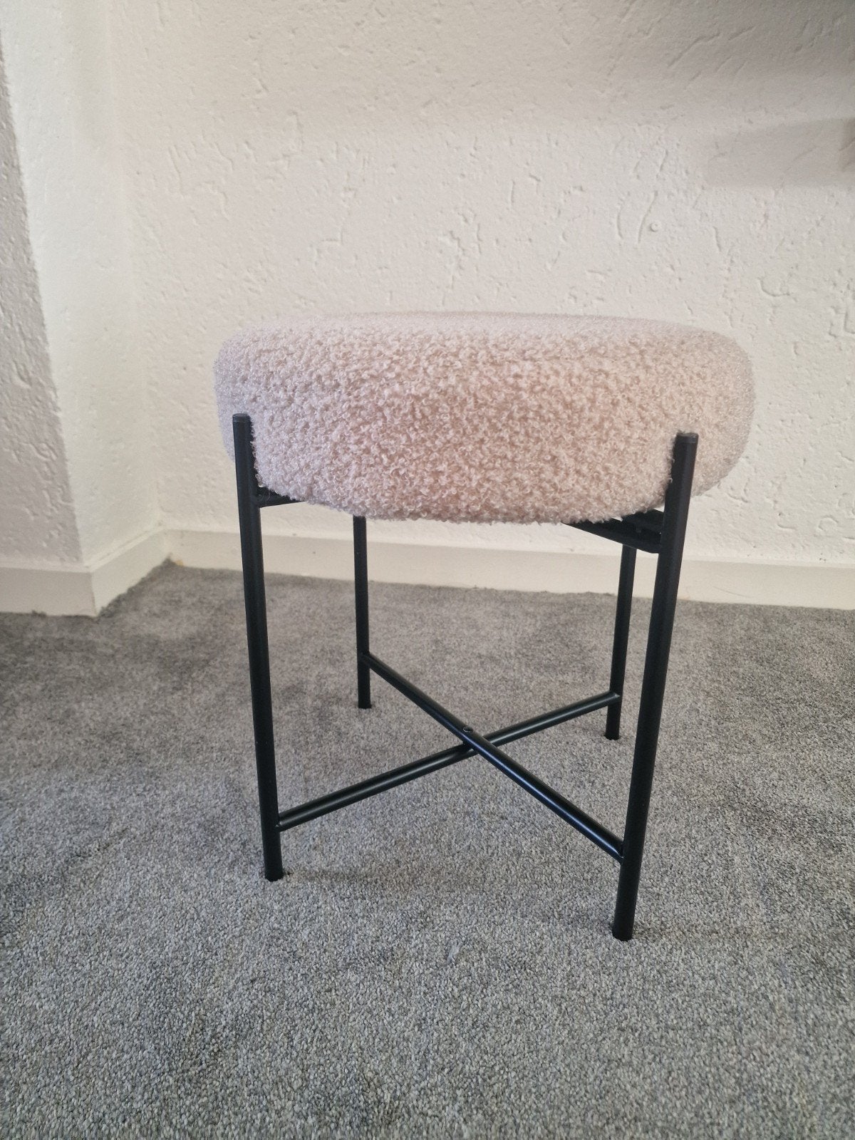 Moderne poef met teddy stof en zwart metalen onderstel, Ophalen, Zo goed als nieuw, Overige materialen