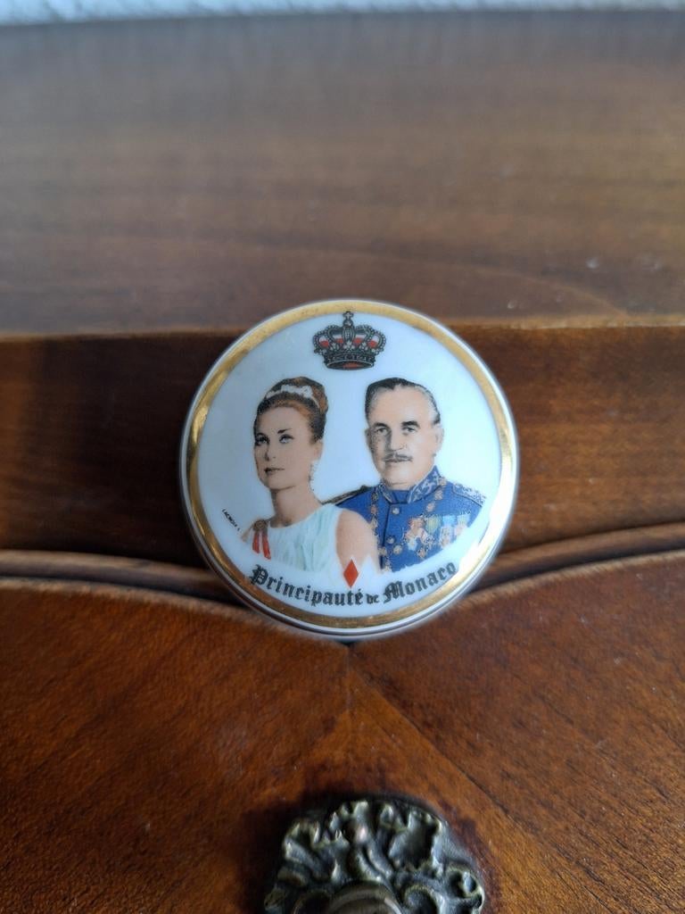 Handbeschilderd porselein doosje Reinier III en Grace Kelly, Ophalen of Verzenden, Zo goed als nieuw, Buitenland, Servies