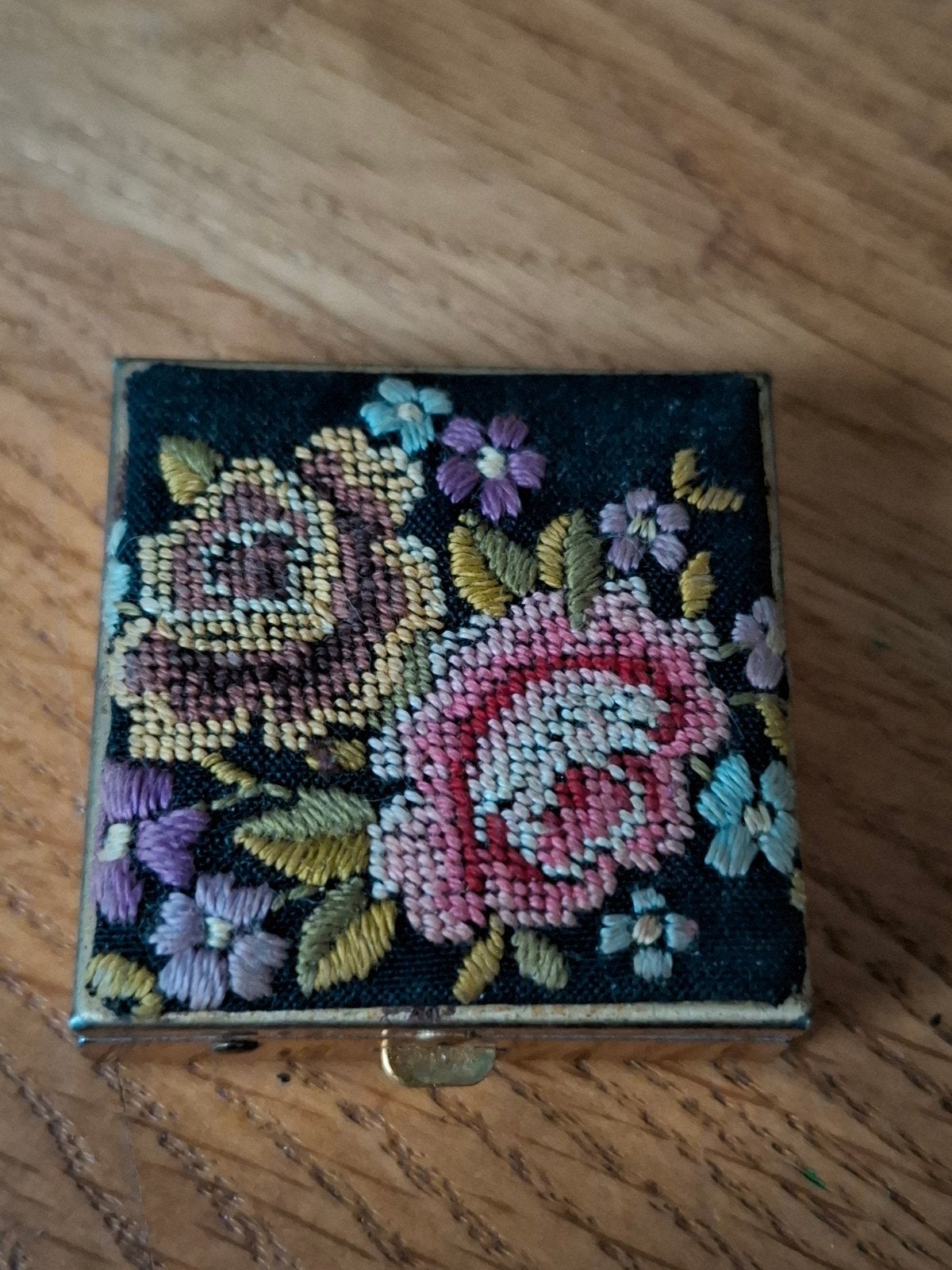 Vintage Pillendoosje met Geborduurd Bloemenpatroon, Ophalen of Verzenden