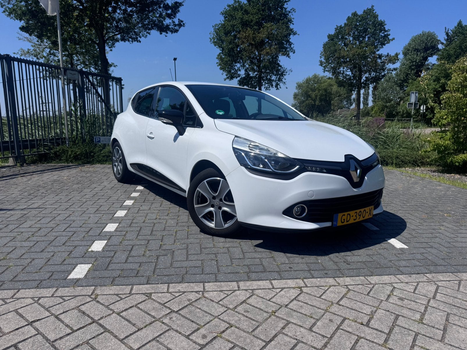 Renault Clio 0.9 TCE 66KW 5-DRS 2015 night&day airco nap !, Voorwielaandrijving, Stof, 40 €/maand, Zwart