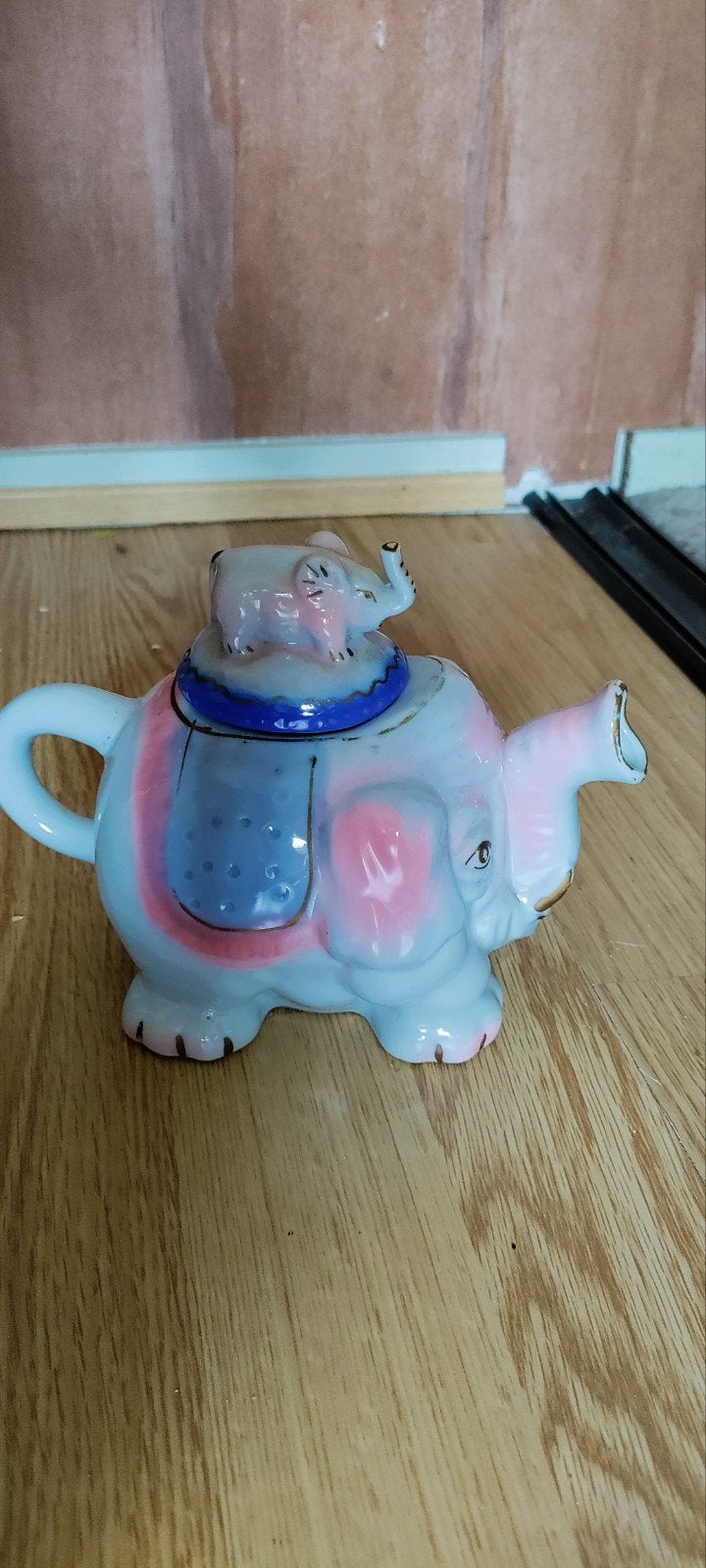 Schattige olifant theepot met baby olifantje op de deksel, Antiek en Kunst, Ophalen of Verzenden
