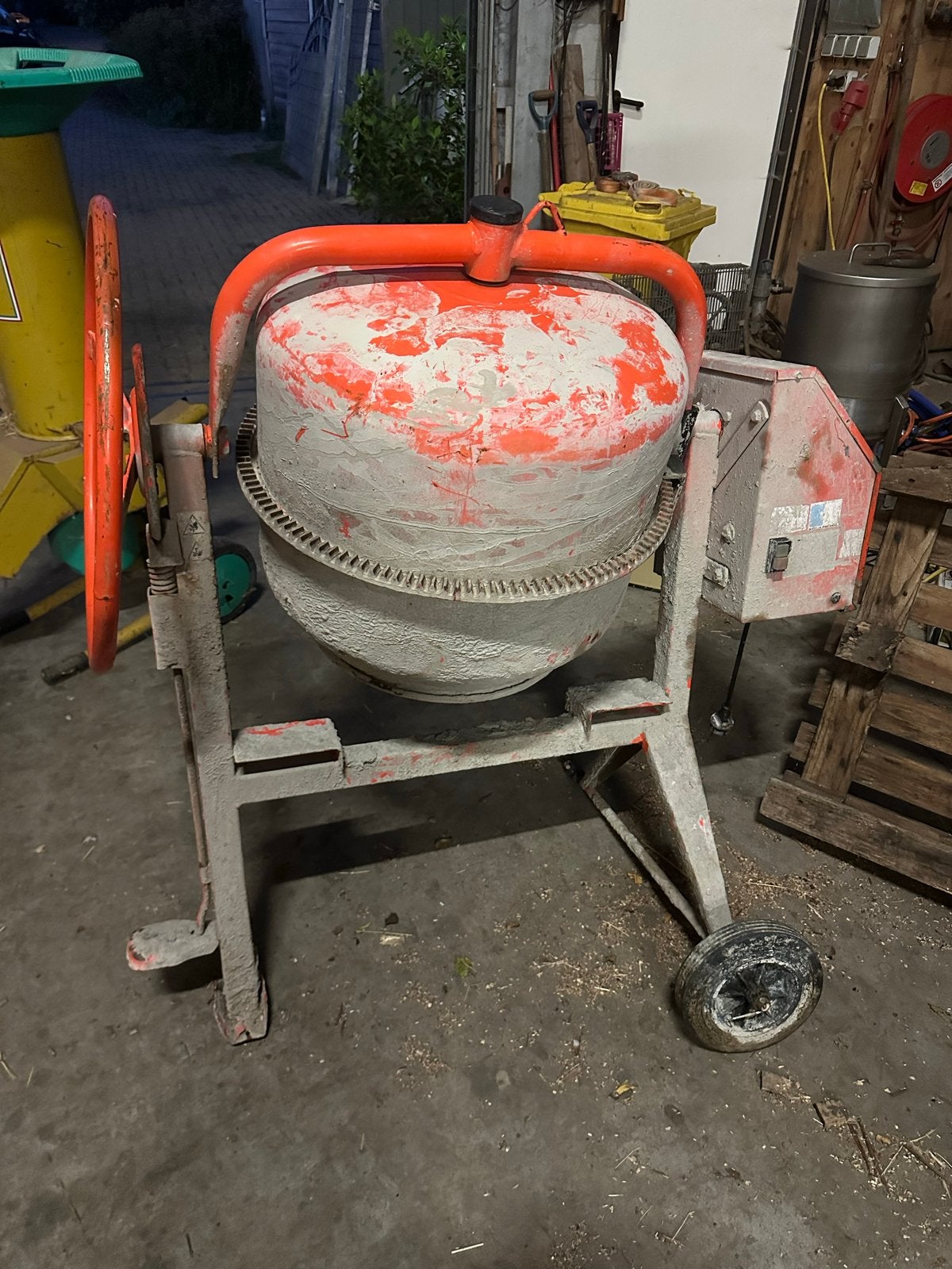 Gebruikte betonmolen - Wieltje mist, Ophalen, Gebruikt