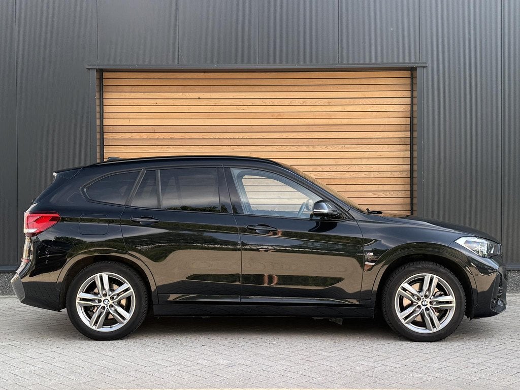 BMW X1 xDrive25e High Executive HEAD-UP|H&K|KEYLESS|TREKHAAK, Auto's, BMW, Alcantara, Zwart, Plug-in hybride, Bedrijf
