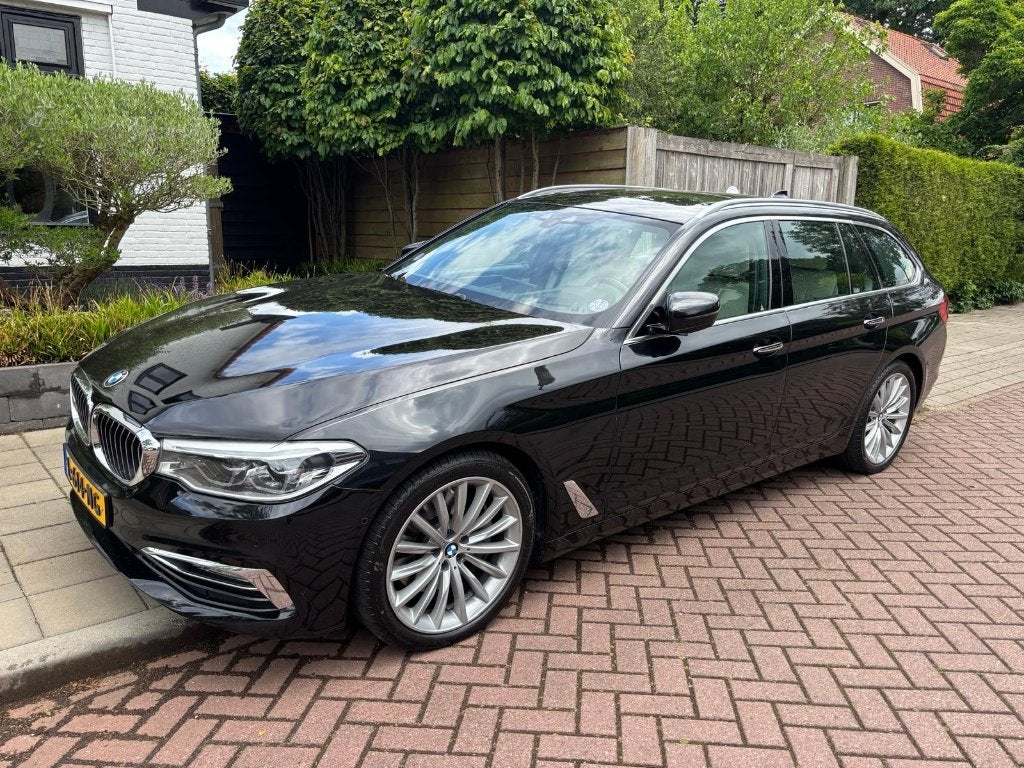 BMW 5-Serie 540i 340pk Xdrive Aut. 2018 Zwart Touring, Auto's, Euro 6, Lichtsensor, 2000 kg, Leder