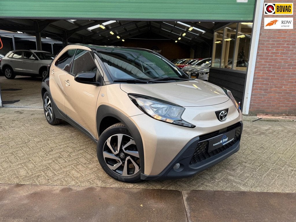Toyota Aygo X 1.0 VVT-i S-CVT AUTOMAAT|ACC/CARPLAY/CAMERA|KM, Gebruikt, Automatische klimaatregeling, Bruin, 4 stoelen