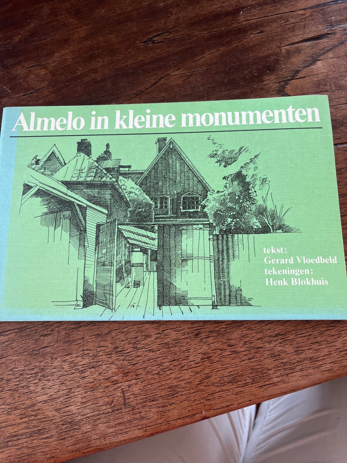 Almelo in kleine monumenten - Gerard Vloedbeld & Henk Blokhu, Ophalen of Verzenden, 20e eeuw of later, Zo goed als nieuw