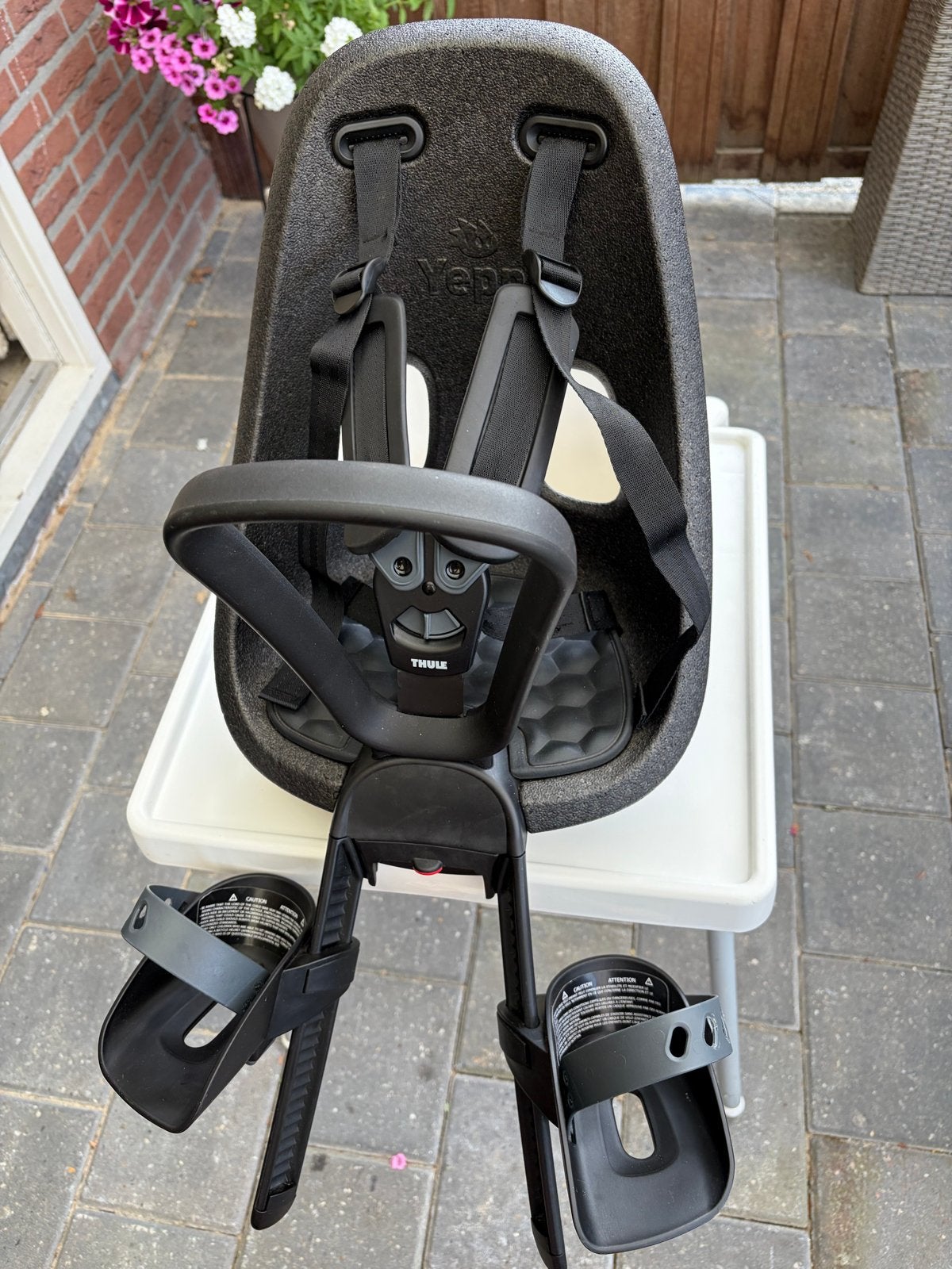 Thule Yepp Nexxt 2 Mini Fietsstoeltje Zwart met 2 Adapters, Ophalen, Voetsteuntjes, Voorzitje, Zo goed als nieuw