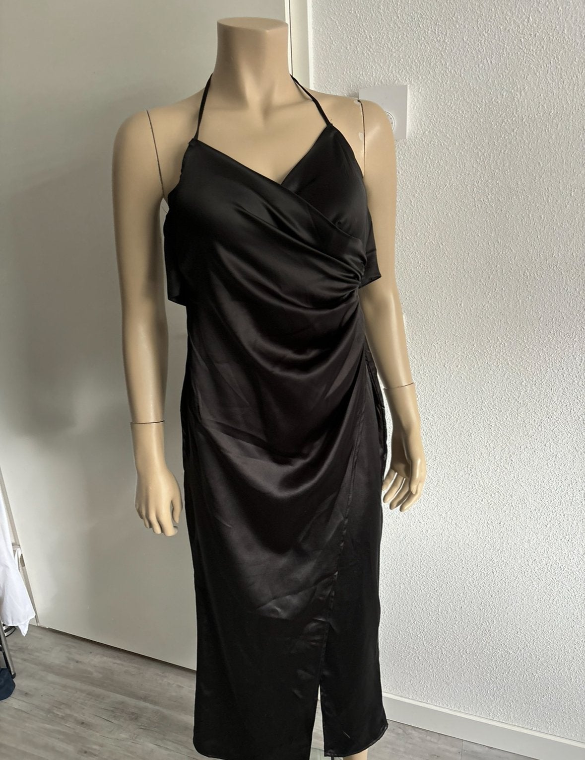 Shein zwart satijn lang jurk maat S 1xgedragen, Verzenden, Zo goed als nieuw, Zwart, Onder de knie