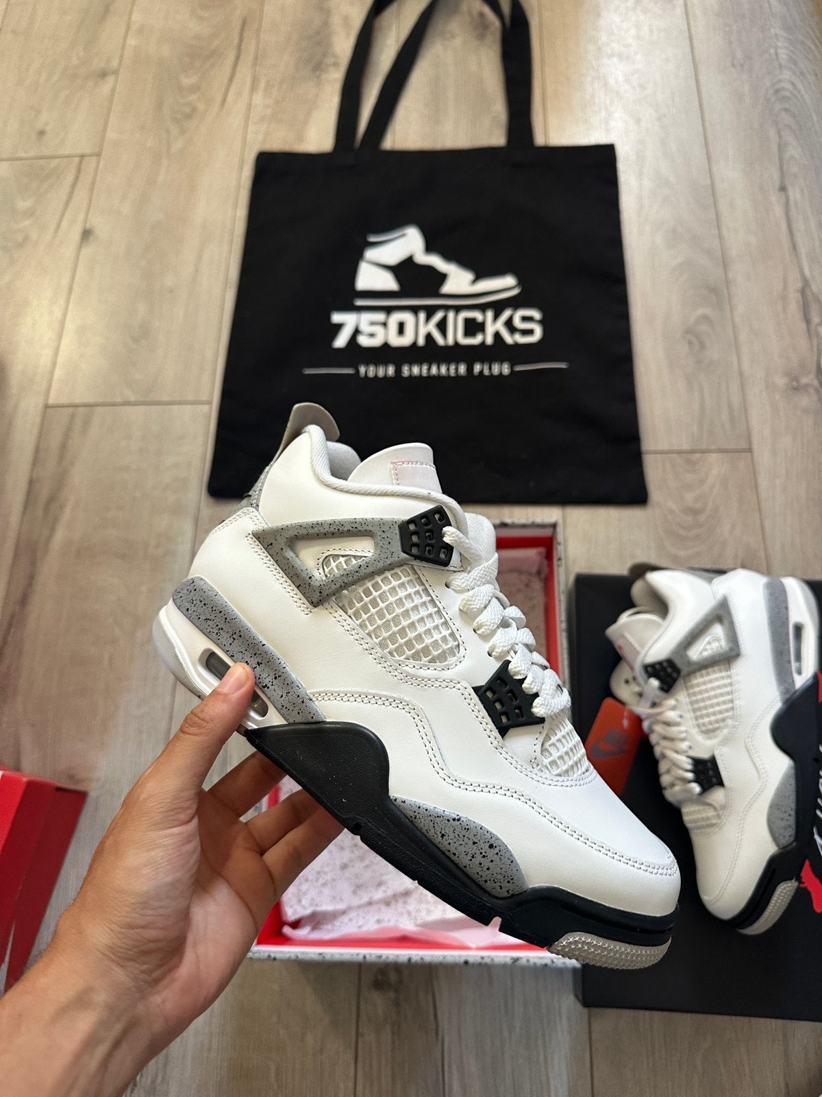 Jordan 4 Retro White Cement (2025) Mens Maat EU40 - US7, Nieuw, Ophalen of Verzenden, Sneakers of Gympen, Jordan