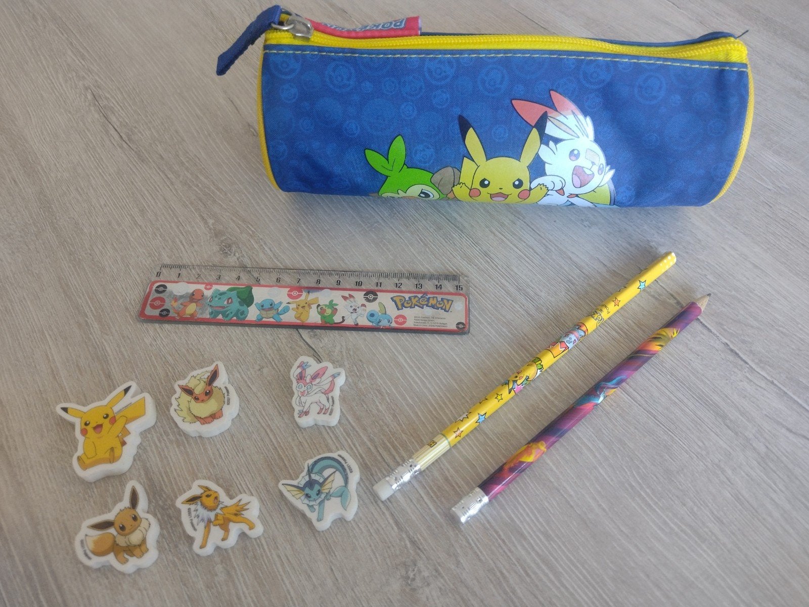 Pokemon etui met een liniaal, 2 potloden en 6 nieuwe gummen, Diversen, Schoolbenodigdheden, Ophalen