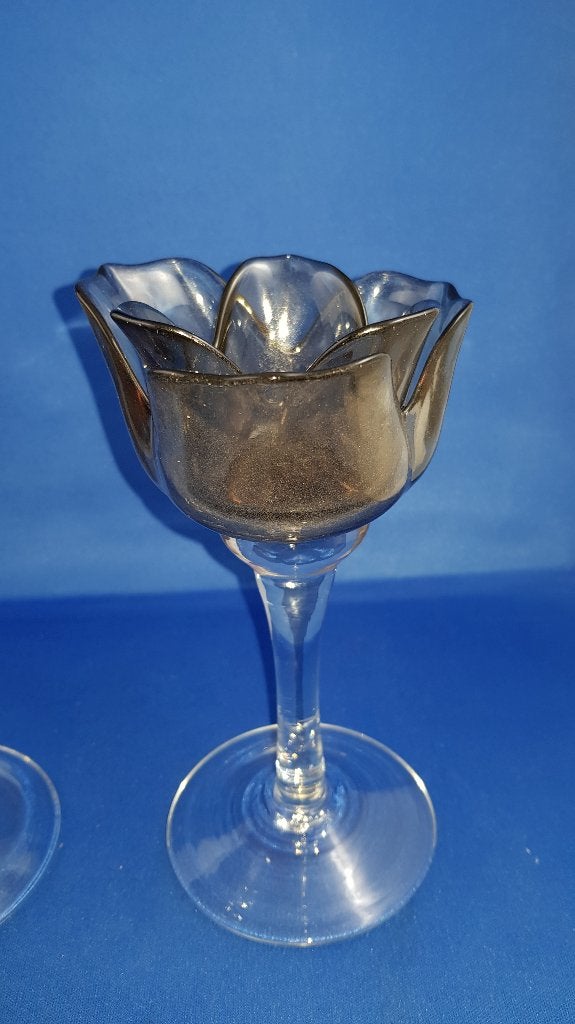 2x waxinelichtjeshouder van glas op voet. Bloemvorm. 2A6, Huis en Inrichting, Woonaccessoires | Kandelaars en Kaarsen, Tweedehands verkoop