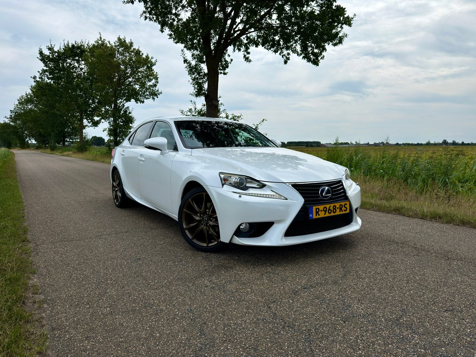Lexus IS 300H 2.5 Hybrid CVT 2014 Wit, Auto's, Lexus, Automaat, Achterwielaandrijving, 181 pk, Geïmporteerd