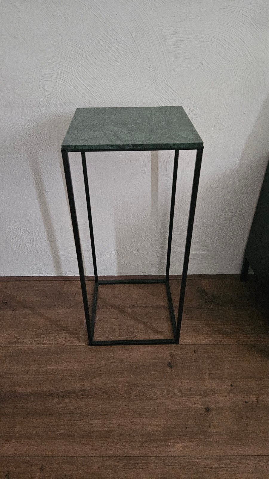 Bijzettafel met groen marmeren blad en metalen frame, Minder dan 55 cm, Modern, Industrieel, Metaal of Aluminium, Vierkant