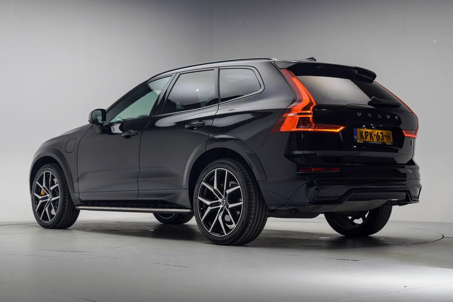 Volvo XC60 2.0 T8 PHEV 455pk Polestar Engineered Aut. [ Pano, Gebruikt, 4 cilinders, 1969 cc, Zwart