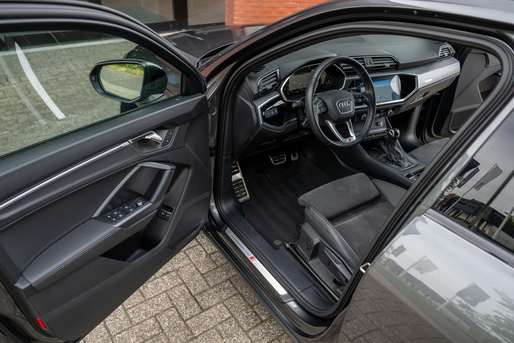 Audi Q3 Sportback 45 TFSI e S Edition ACC Trekhaak Matrix Pa, Auto's, Audi, Gebruikt, Automatische klimaatregeling, Hybride Elektrisch/Benzine