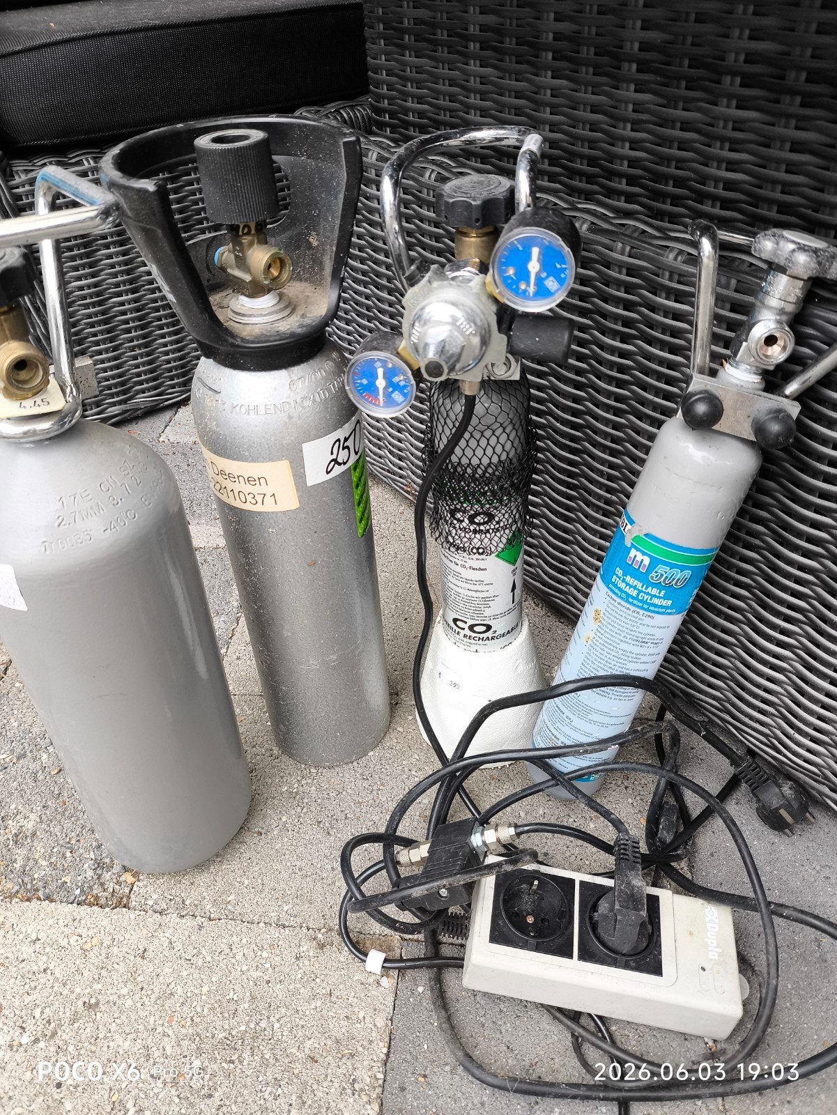 2 flessen van 4.5 liter en 2 kleine flessen 500 ml, Ophalen