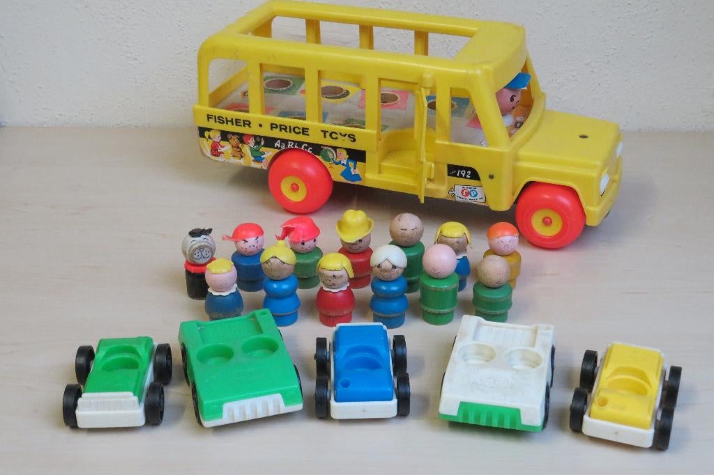 Fisher Price Schoolbus (1965) + 5 auto's, 13 poppetjes, Ophalen of Verzenden, Gebruikt, Auto of Voertuig