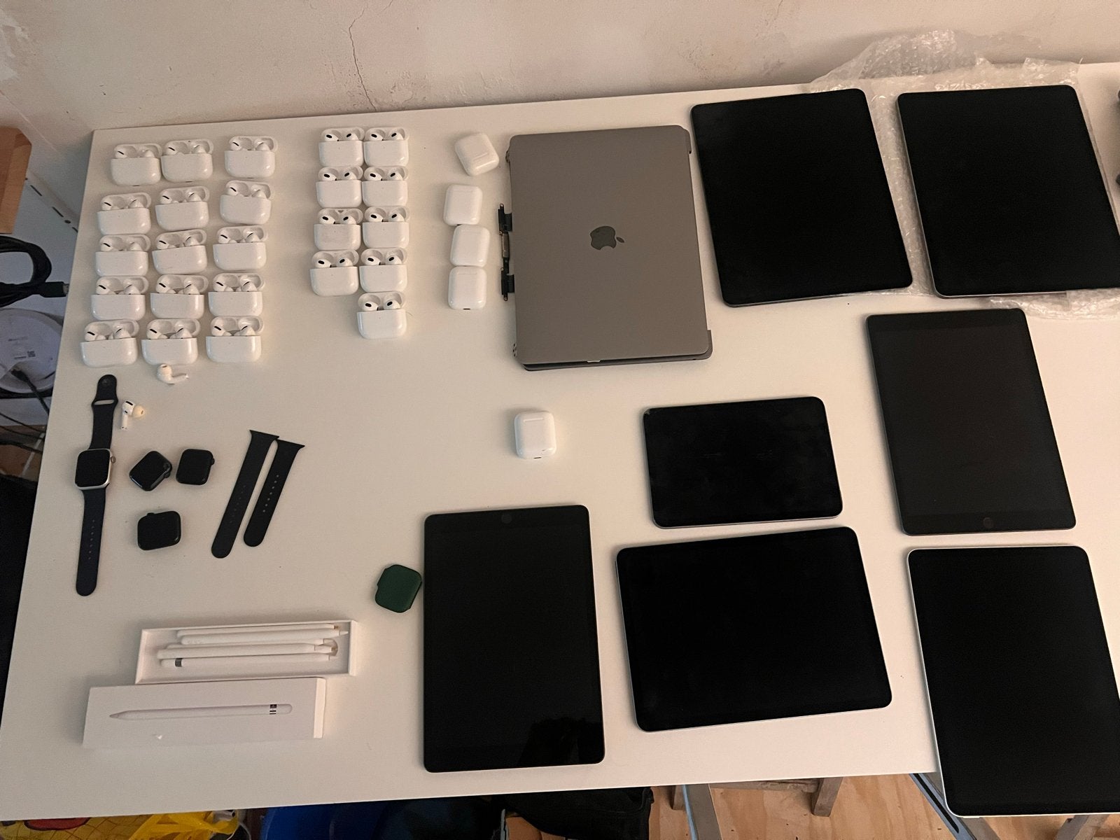 Deffecte Apple Airpods, Apple iPads. Alles in 1 koop!, Computers en Software, Apple iPads, 32 GB, Apple iPad, Zwart, Niet werkend