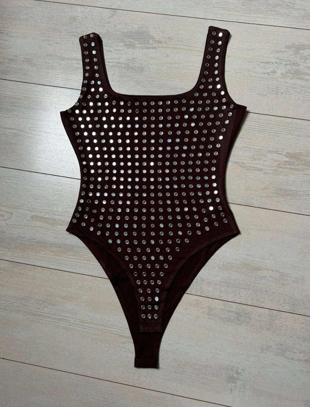 Bruine body met studs - S/M, Overige typen, Bruin, Verzenden, Zo goed als nieuw