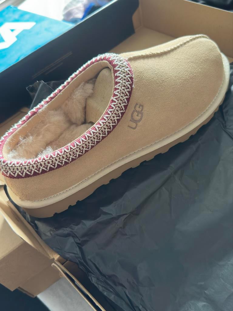 NEW UGG Tasman B pantoffels maat 41, Ophalen of Verzenden, Zo goed als nieuw, Beige, Pantoffels of Sloffen