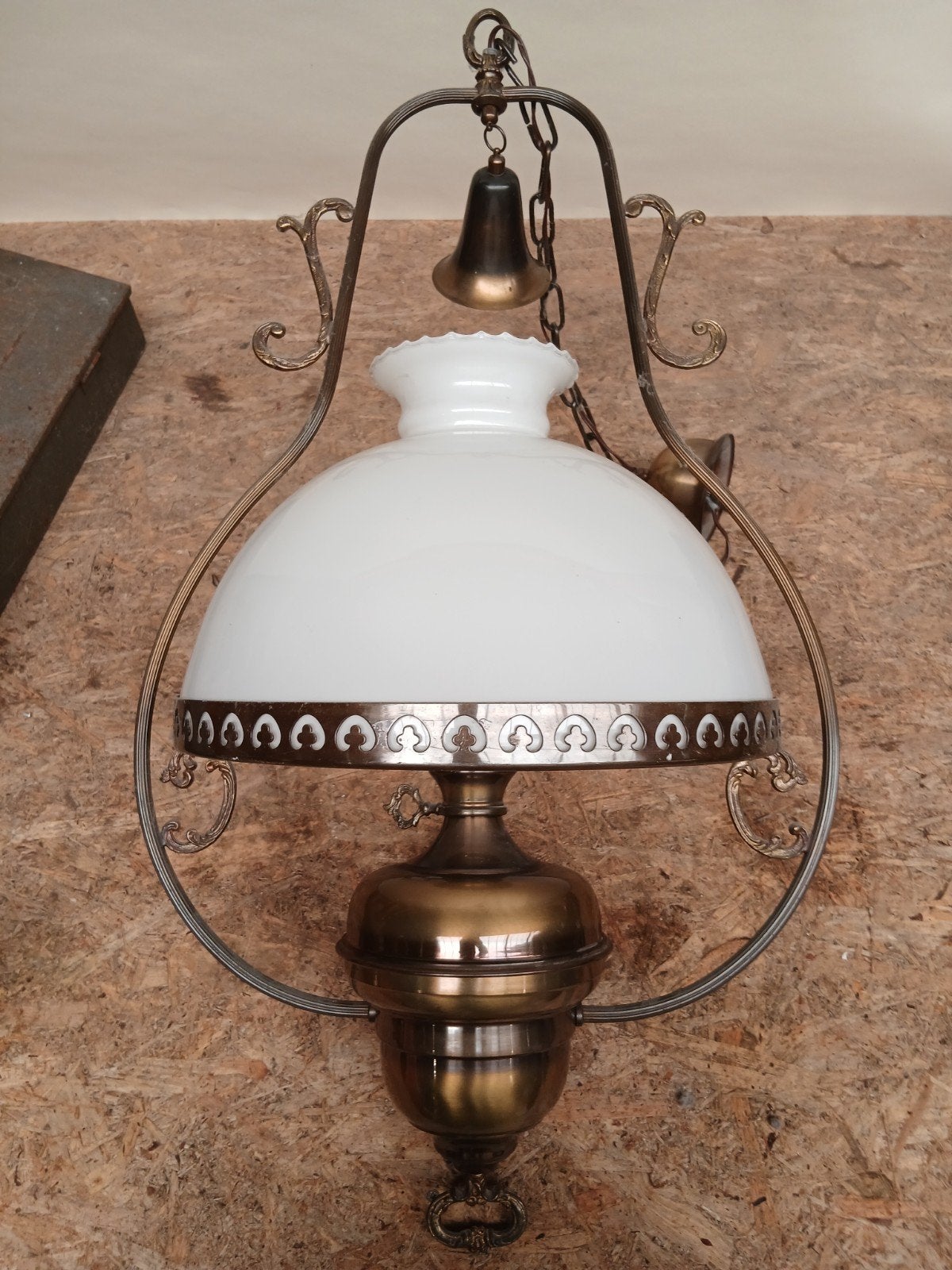 Antieke messing koperen hanglamp met melkglas kap 75 cm hoog, Ophalen