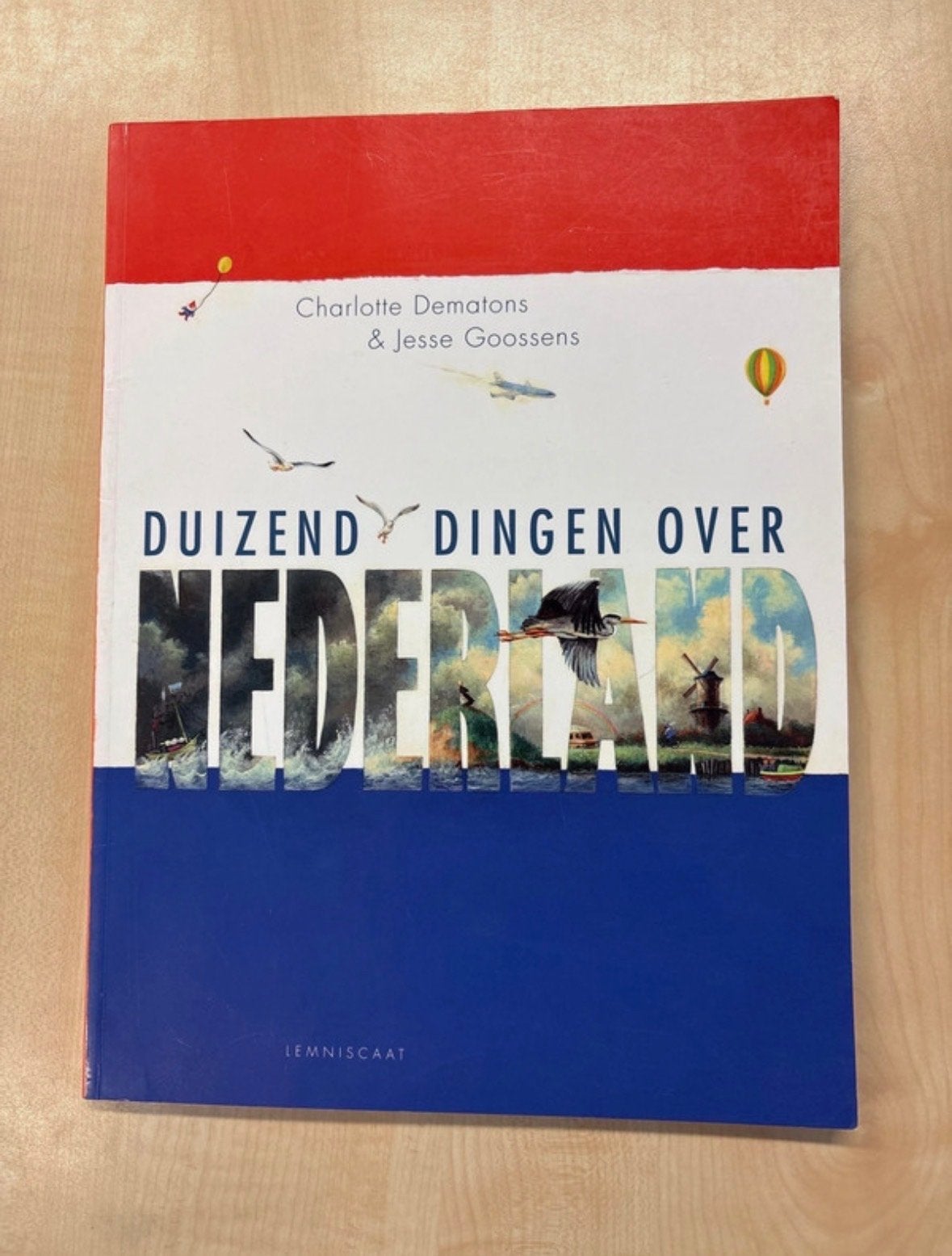Duizend dingen over Nederland - Charlotte Dematons, Boeken, Prentenboeken en Plaatjesalbums, Ophalen of Verzenden, Gelezen, Prentenboek