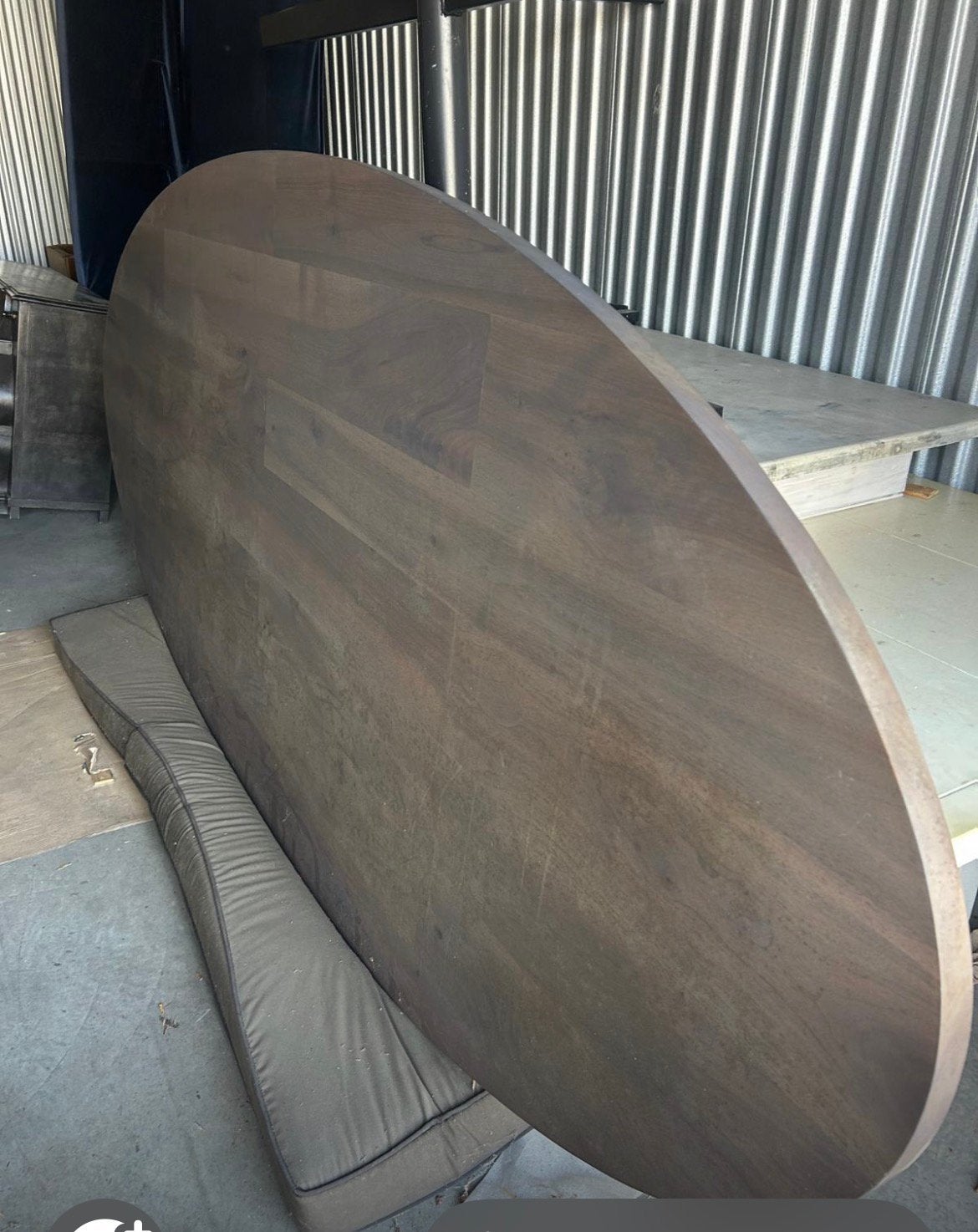 Ovale eettafel met zwart stalen onderstel, Ophalen, 100 tot 150 cm, 200 cm of meer, Zo goed als nieuw