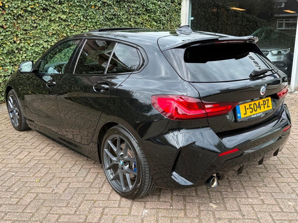 BMW 1-serie 118i High Executive M-Sport | Pano | Leder | Har, Auto's, BMW, Gebruikt, Automatische klimaatregeling, Zwart, Bedrijf