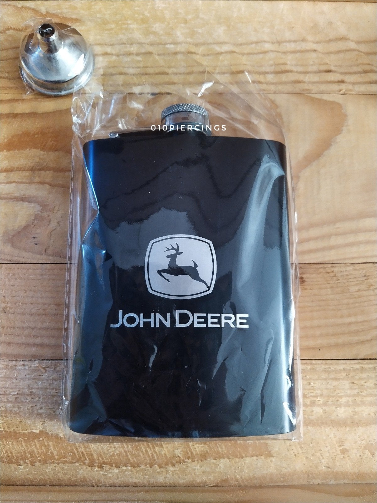 Nieuwe zwarte heupfles met gegraveerd logo. John Deere., Ophalen of Verzenden, Nieuw, Auto's