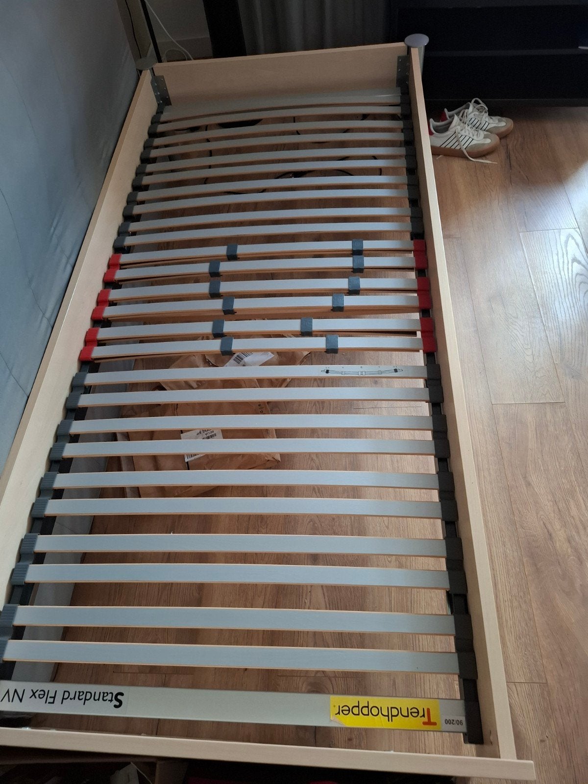 Bedfame + lattenbodem 90x200 cm, Ophalen, 90 cm, Eenpersoons, Zo goed als nieuw