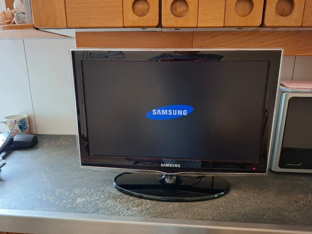 Samsung tv 21 inch met standaard en muurbeugel, Ophalen, Gebruikt, 50 Hz, Samsung