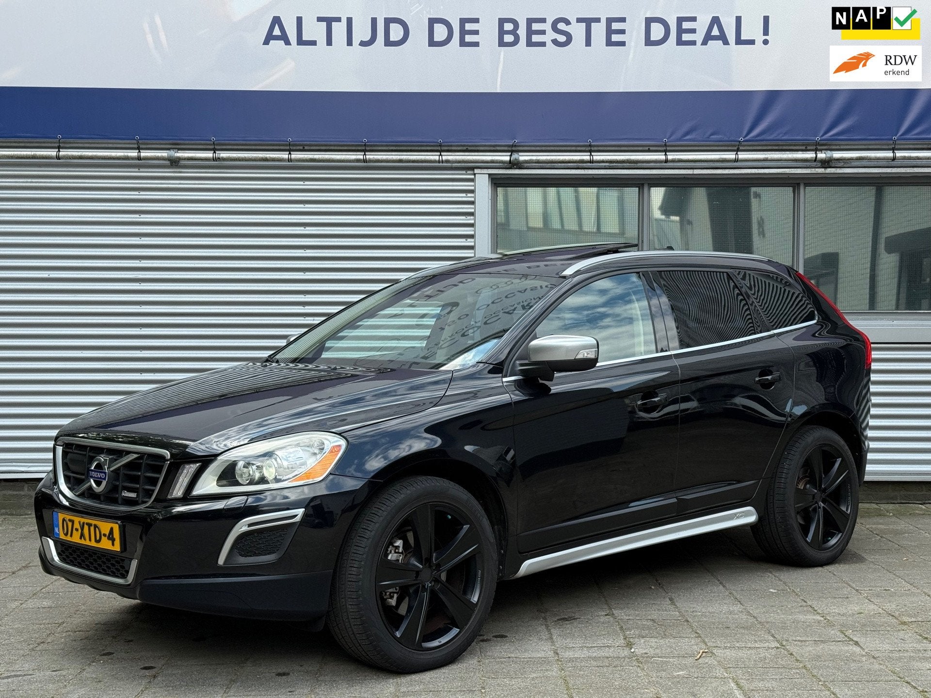 Volvo XC60 2.0 T5 R-Design l Pano l Trekhaak l Leder l Xenon, Auto's, Euro 5, Zwart, 4 cilinders, 1598 kg