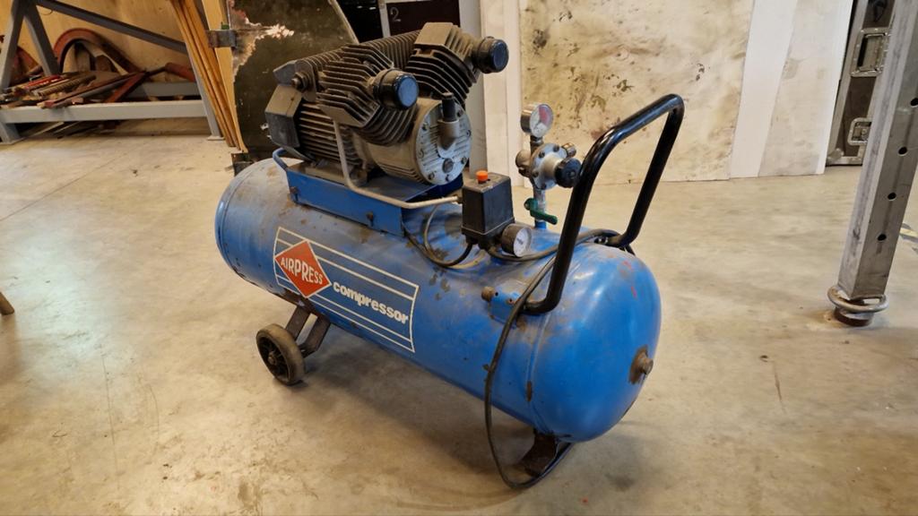 Airpress LM 100-350 Compressor - Krachtig en Betrouwbaar, Doe-het-zelf en Verbouw, Compressors, Ophalen, Gebruikt, 200 tot 400 liter/min