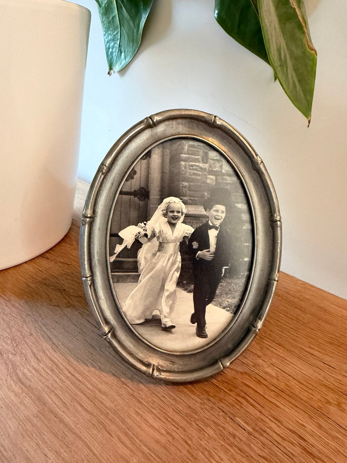 Vintage tinnen fotolijst ovaal met bamboe reliëf 14x10,5cm, 14 cm, Ophalen of Verzenden, Zo goed als nieuw, Metaal