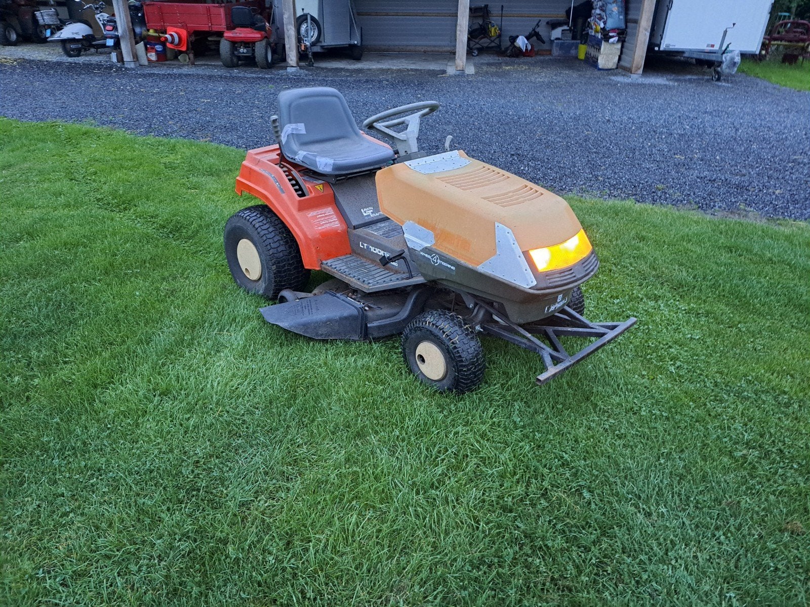 Husqvarna LT 1000 Zitmaaier - 14HP Vanguard Motor 2 cilinder, Ophalen, Gebruikt, Elektrische starter, 90 tot 120 cm