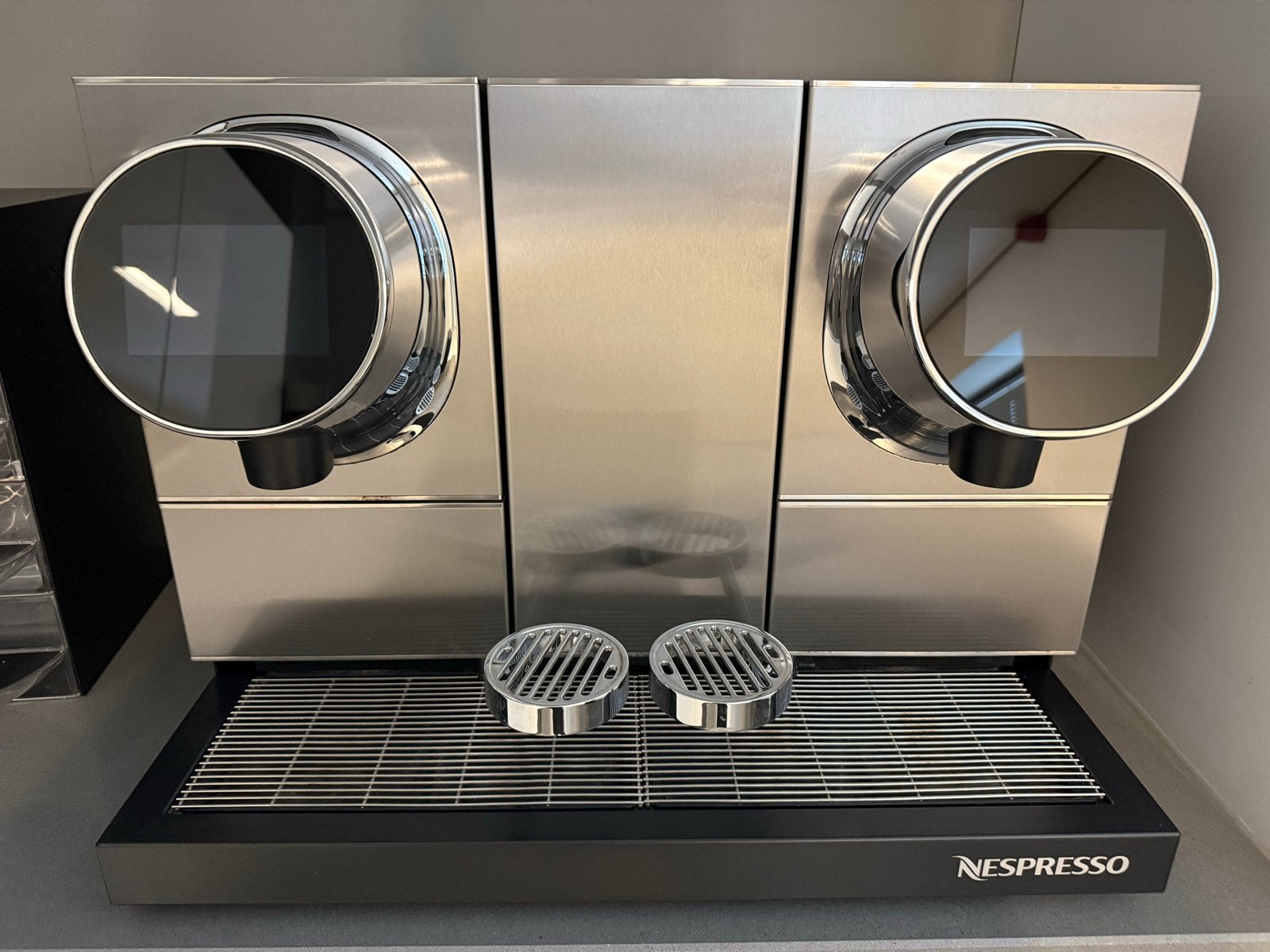 Nespresso Momento - Zo goed als nieuw (2 stuks!), Ophalen, 10 kopjes of meer, Koffiemachine, Zo goed als nieuw