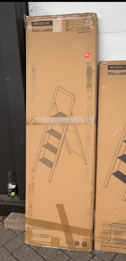 Nieuwe aluminium huishoudtrap met 4 treden, Doe-het-zelf en Verbouw, Ladders en Trappen, Ophalen, Trap, Nieuw, Opvouwbaar of Inschuifbaar