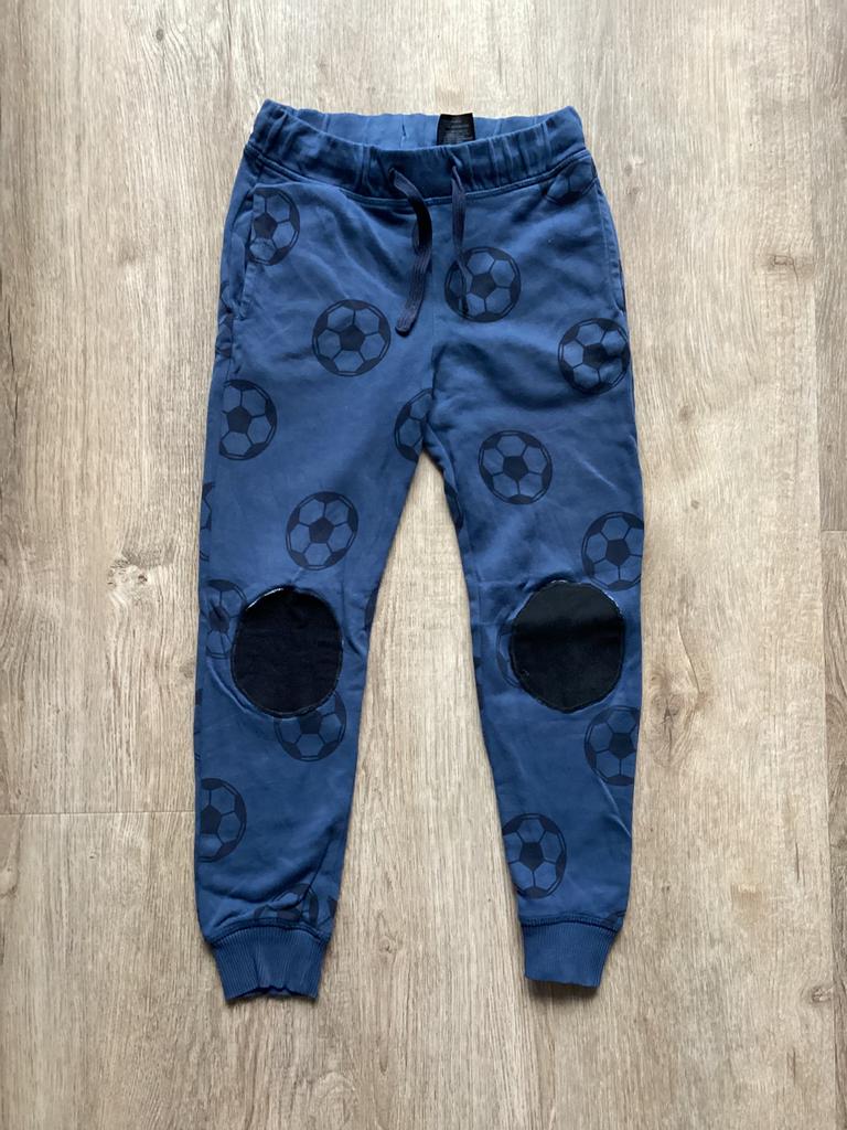Joggingbroek met voetbalprint (122), Kinderen en Baby's, Ophalen of Verzenden, Gebruikt, Jongen of Meisje, Broek