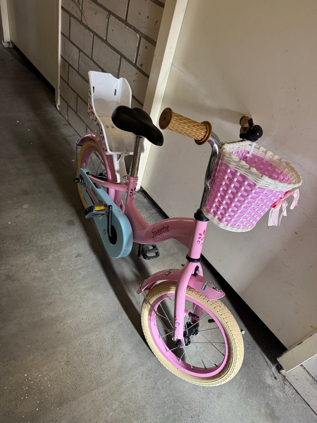 16 inch Roze Kinderfiets 'Sweetie' met mandje en zitje, Ophalen, Gebruikt, Terugtraprem, Minder dan 16 inch