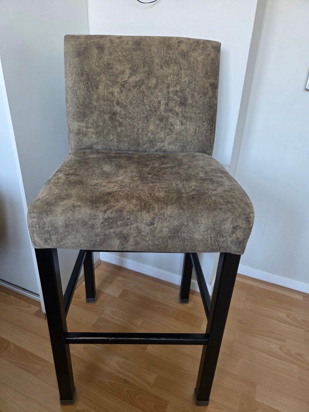 Stijlvolle barkruk met rugleuning  olijfgroen, Ophalen, Zo goed als nieuw, Metaal, 90 cm of meer