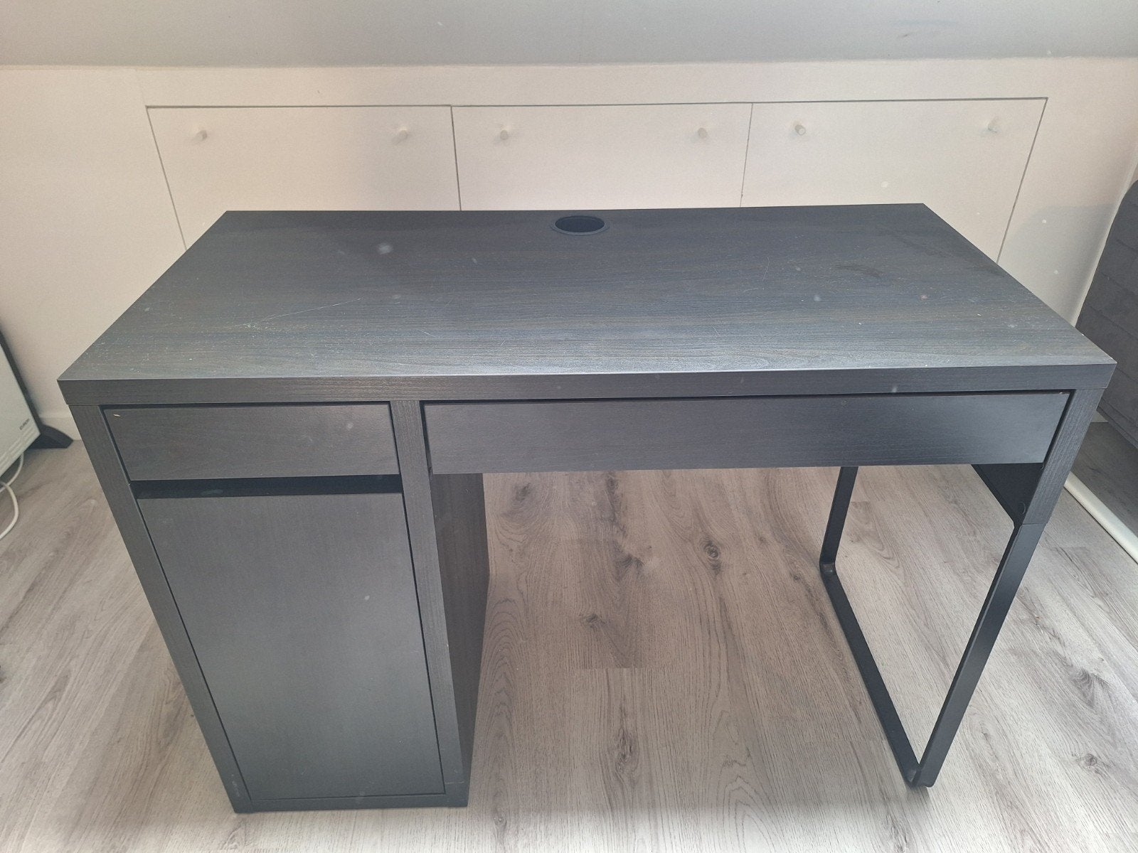 Zwart bureau met lades en opbergruimte - 105x50x75 cm, Ophalen, Gebruikt, Spaanplaat of MDF, Computerbureau