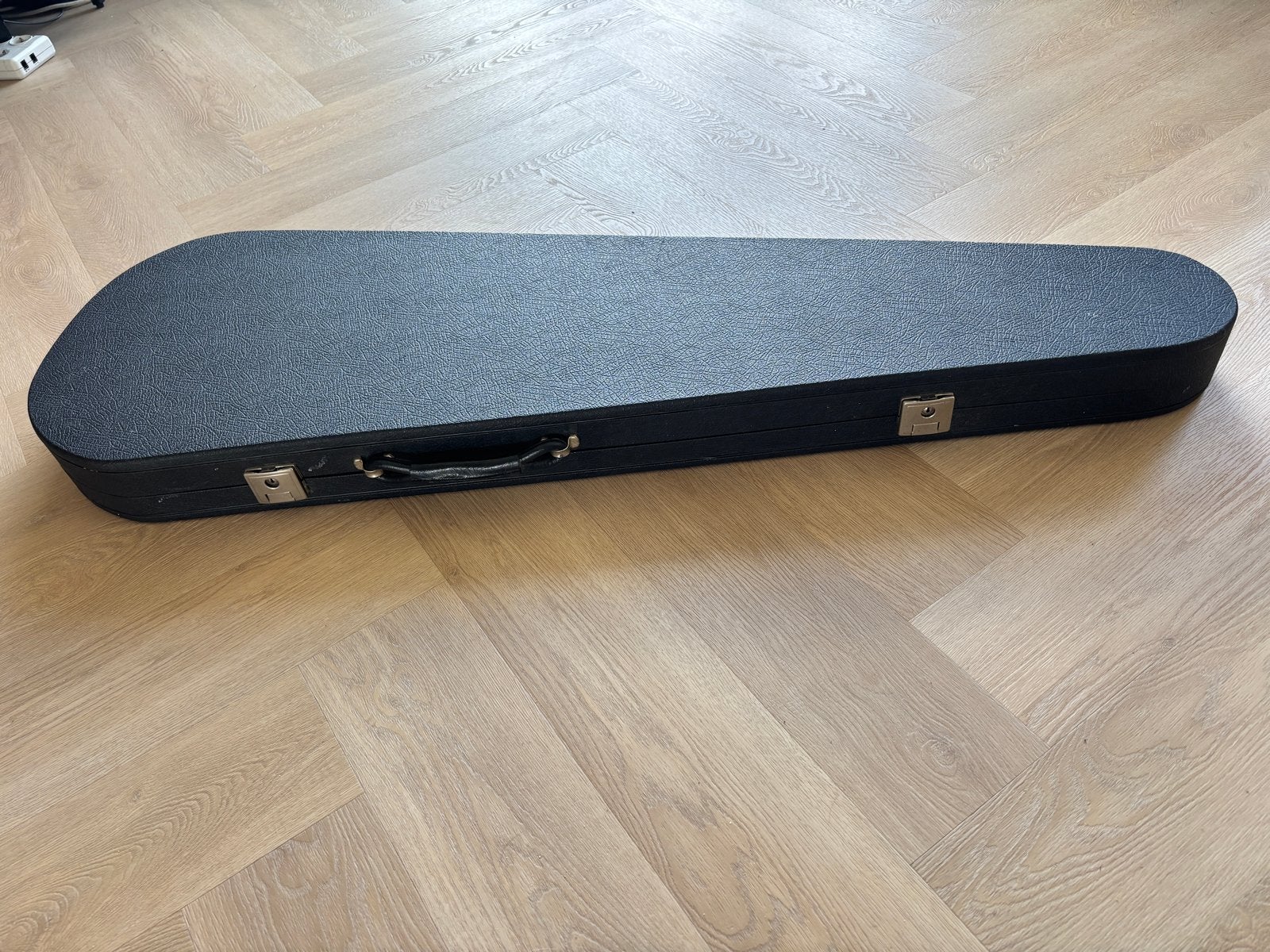 Stevige basgitaarkoffer met rode pluche voering, Muziek en Instrumenten, Ophalen, Zo goed als nieuw, Elektrische basgitaar, Flightcase