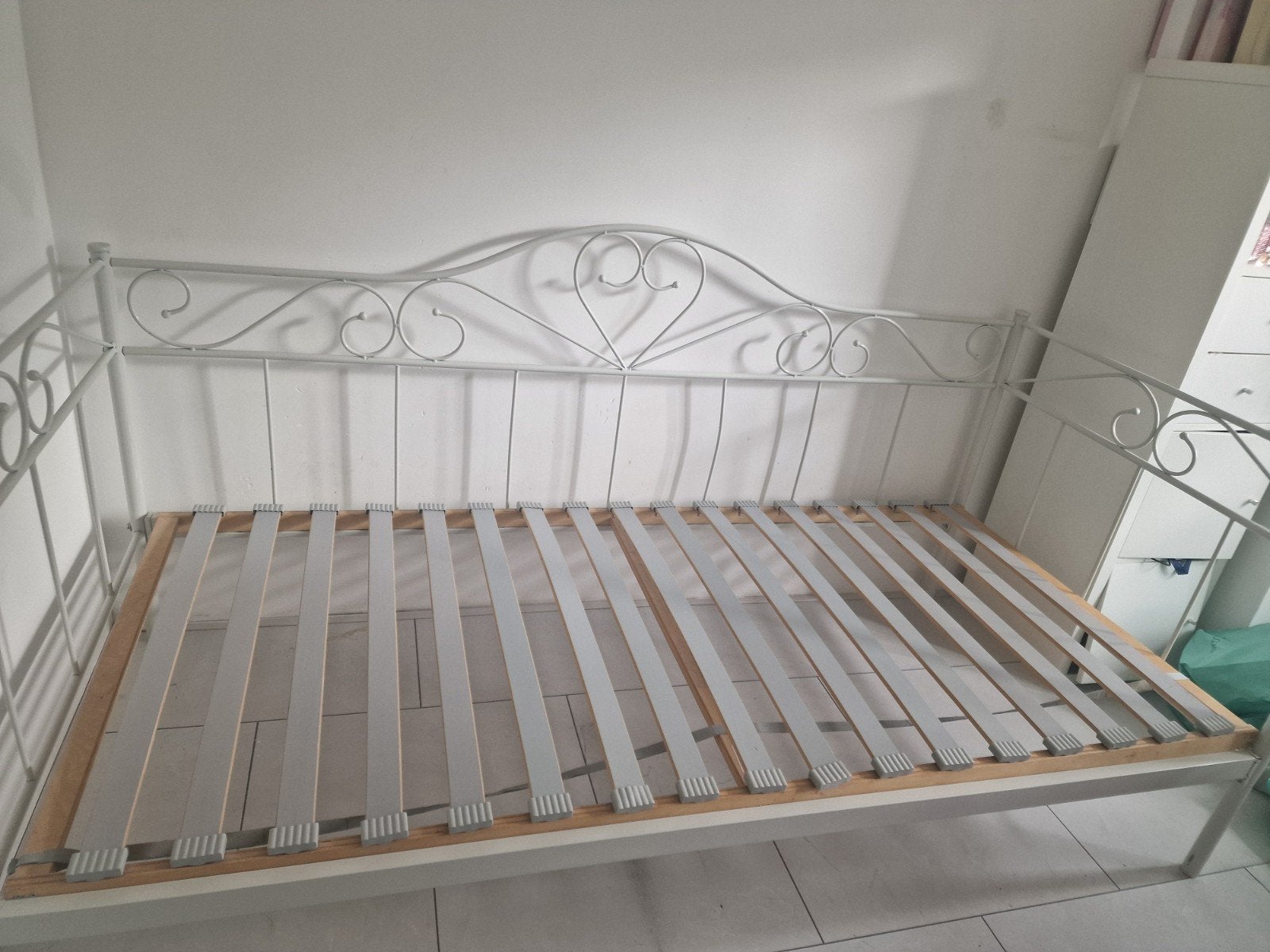 Eenpersoons bed 90x200 cm - Wit metaal met lattenbodem, Ophalen, Gebruikt, 90 cm, Eenpersoons